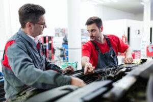 Car Mechanics Working At Automotive Service Center - Souza & Souza Contabilidade